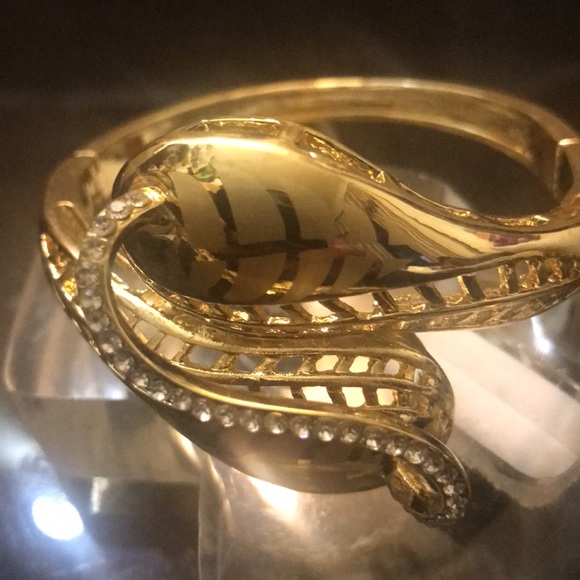 Bangle bracelet with diamonds